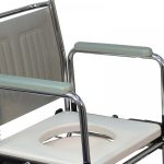 tualeto kėdė-vežimėlis su ratukais